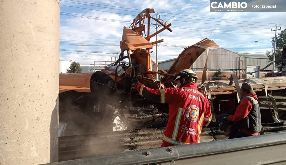 Terrible volcadura de tráiler con pollos deja a chofer lesionado en la Puebla-Orizaba