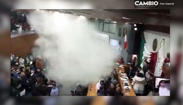 Encapuchados irrumpen sesión en Congreso de Nuevo León; lanzan bombas de humo