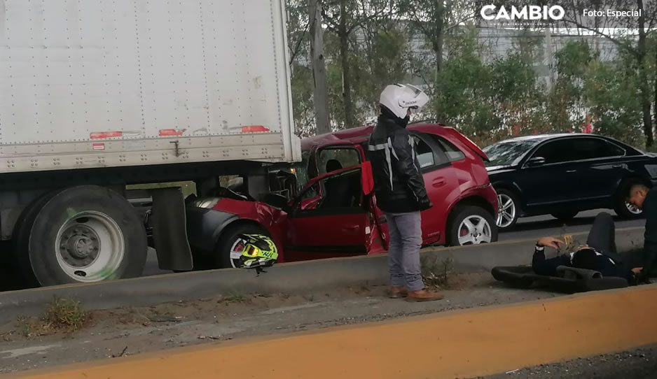 Casi queda prensado; conductor herido por incrustarse debajo de un tráiler en la México- Puebla