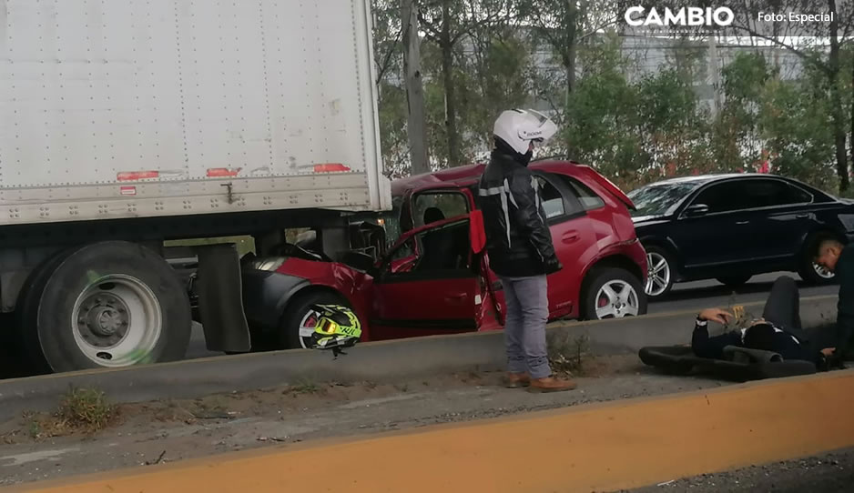 Casi queda prensado; conductor herido por incrustarse debajo de un tráiler en la México- Puebla