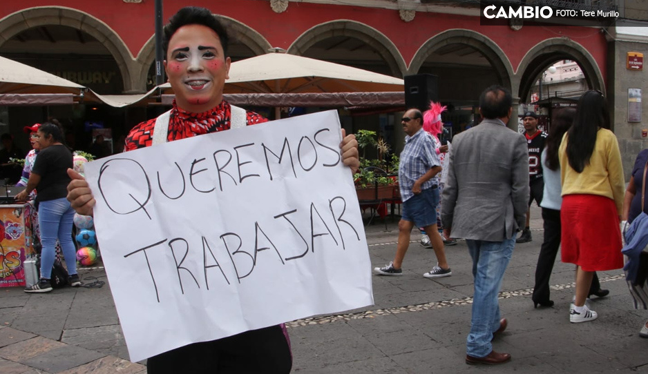 ¡Piden que los dejen trabajar! Payasitos se manifiestan en el Zócalo de Puebla