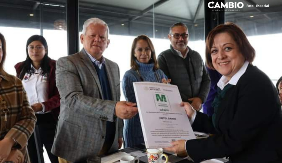 Carlos Peredo premia con Distintivo M a prestadores de servicios de Teziutlán