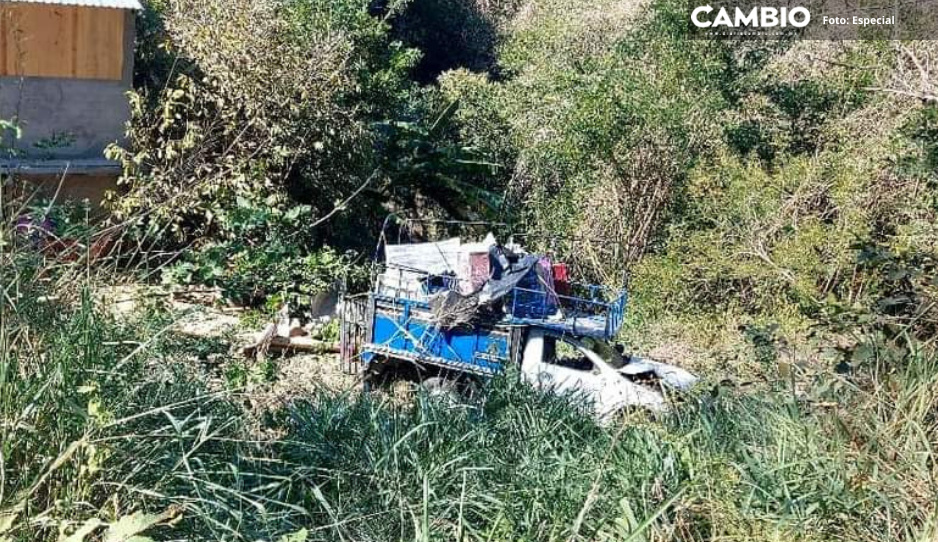 Ebrio vuelca camioneta de mueblería de Yehualtepec, en Huatulco y… ¡sale ileso!