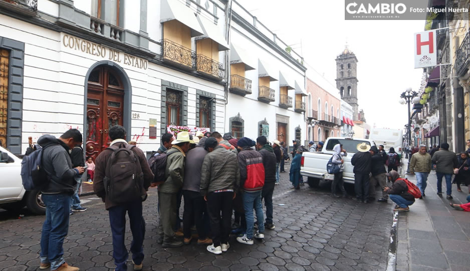 Después de 30 horas, pobladores de Coyomeapan levantan plantón tras acuerdo con la Segob