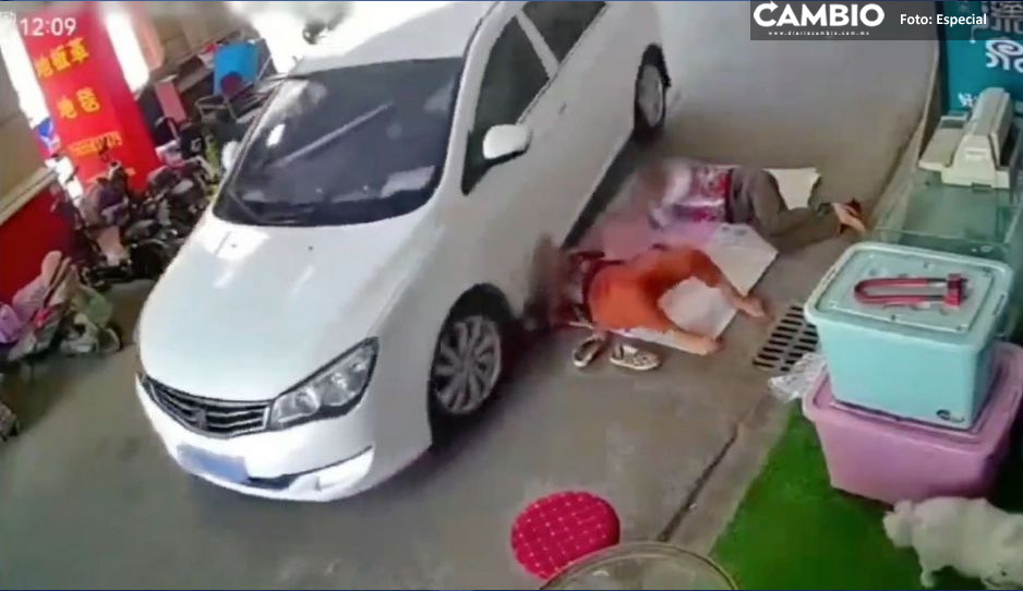¡De milagro! Conductor aplasta la cabeza de una mujer y sobrevive (VIDEO)