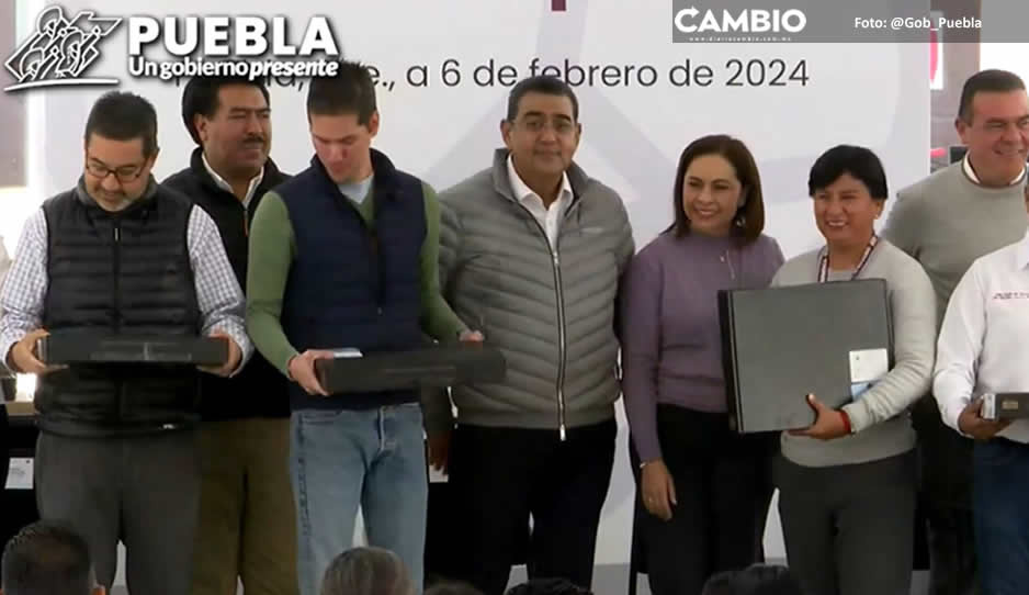 Encabeza Sergio Salomón entrega de equipos de cómputo a trabajadores del SEDIF (VIDEO)