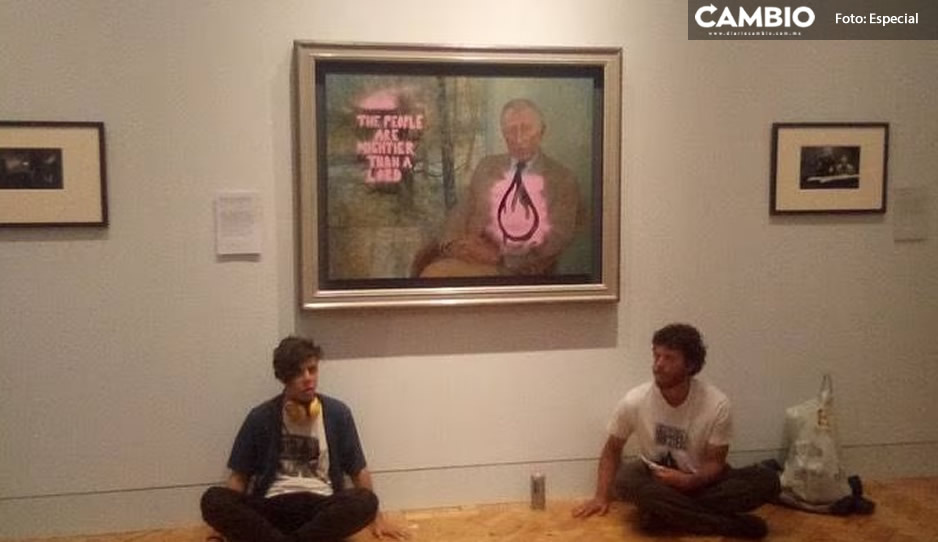 Activistas vandalizan retrato del rey Carlos III como protesta vs Escocia (VIDEO)
