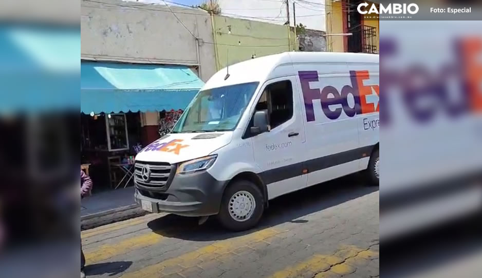 ¡Qué le pasa! Chófer de Fedex por poco atropella a niños y padres de familia en Atlixco