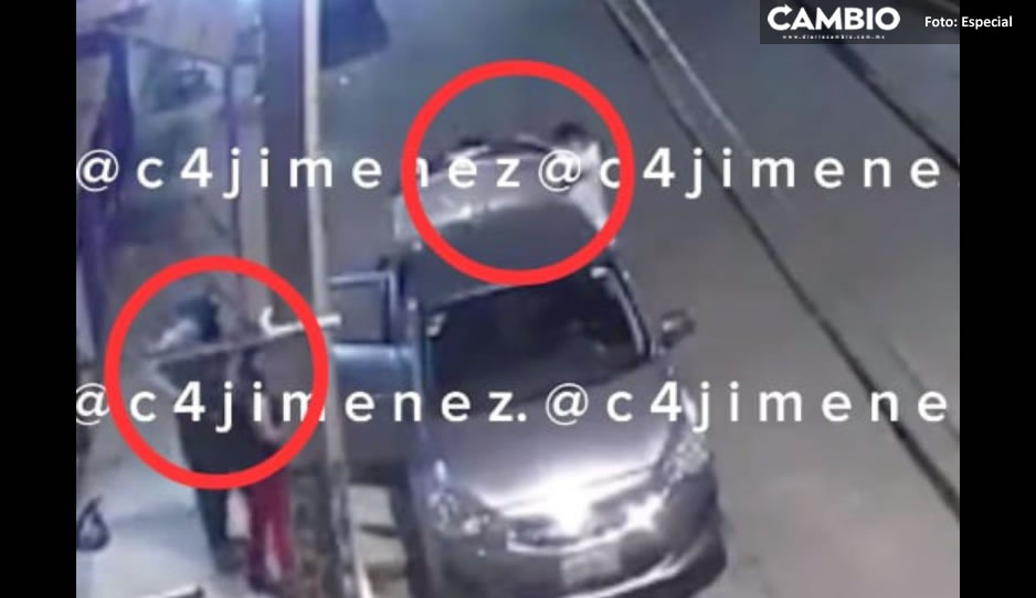 VIDEO: En cuestión de segundos atracan a parejita; los encañonan y les roban su auto