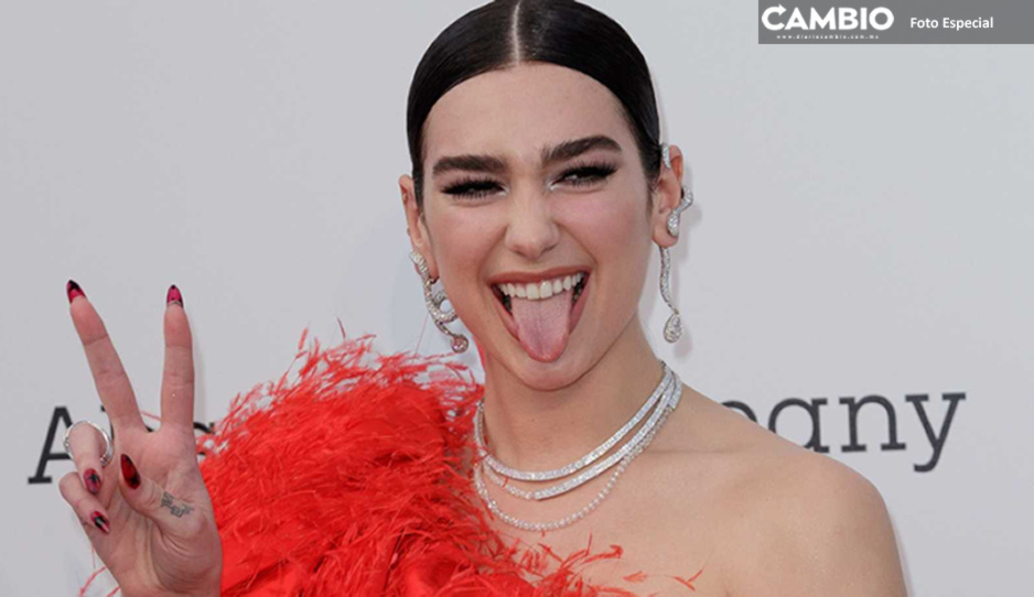 FOTO: Dua Lipa impacta posando como Barbie en biki rosa para Versace