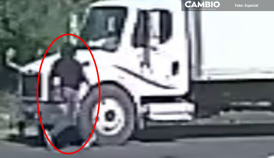 ¡A plena luz del día! Ladrones amagan a chofer y roban tráiler en Texmelucan