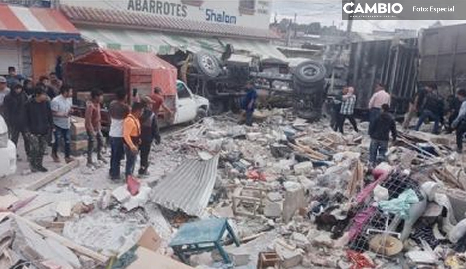 Tráiler se queda sin frenos e impacta a puestos y autos (VIDEO)