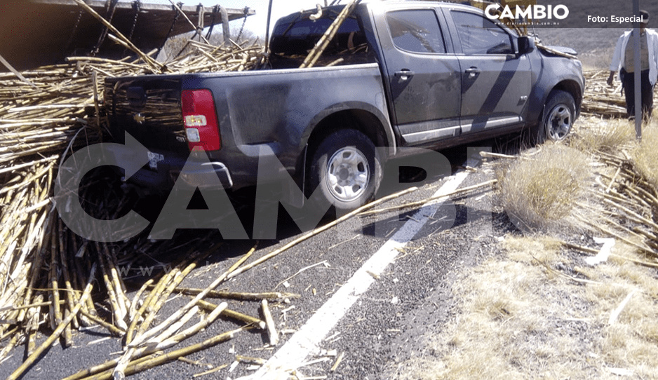 Vuelca camión cañero y deja daños materiales en la Izúcar-Cuautla