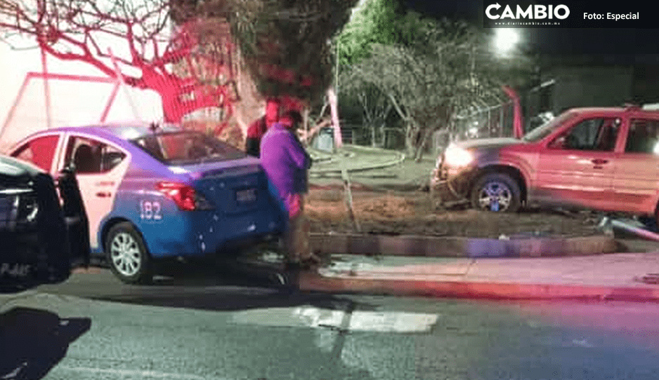 Conductora ebria deja tres autos dañados tras choque en Tehuacán
