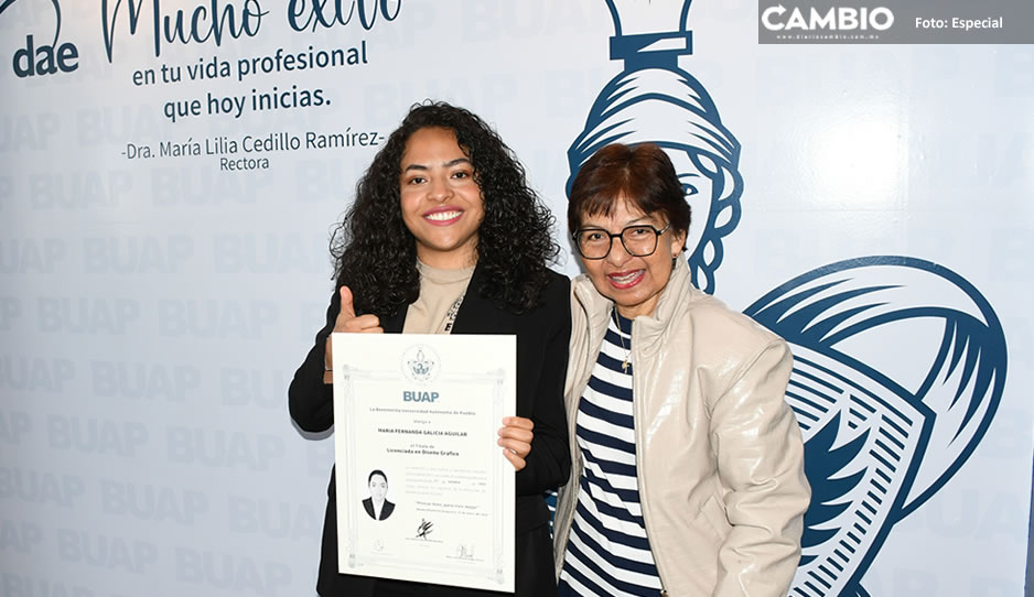 Entrega Lilia Cedillo título a egresada de Diseño Gráfico con discapacidad auditiva
