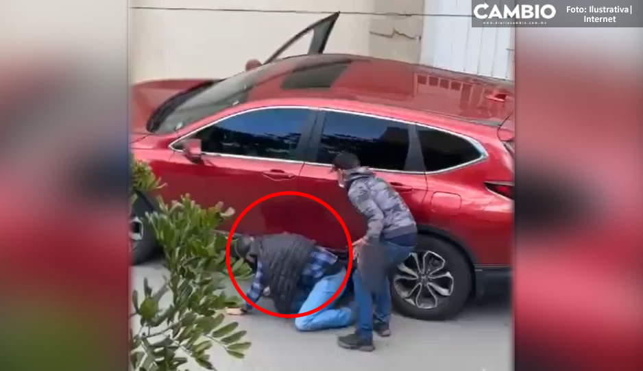 ¡Qué poca! Ladrones amagan y atracan a pareja de abuelitos tras salir del banco (VIDEO)