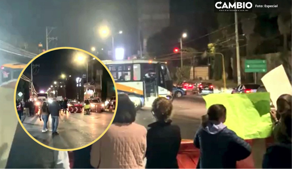 Vecinos bloquean Calzada Zavaleta; exigen evitar retiro de reja que les brinda seguridad