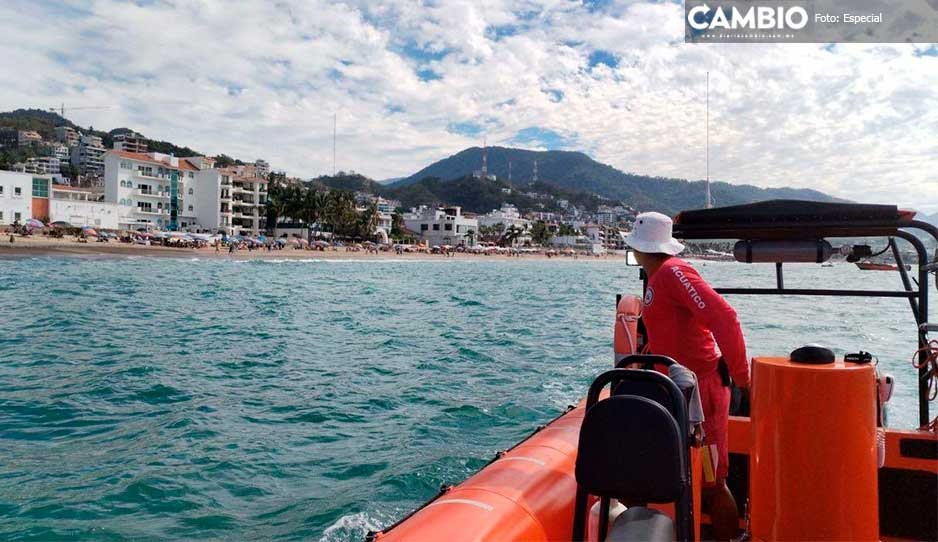 Rescatan a turista poblano y desaparece uno más en playa de Puerto Vallarta