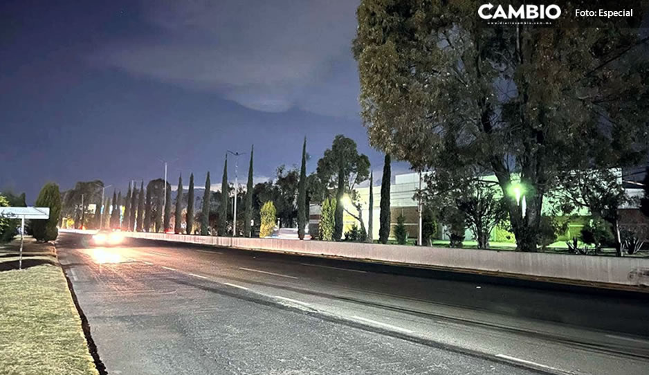 Rehabilitan alumbrado en la Recta a Cholula para mejorar la seguridad