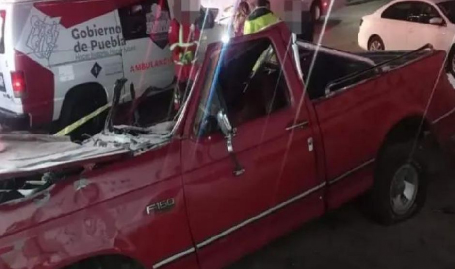 Muere conductor al volcar camioneta y caer de ocho metros sobre la México- Puebla