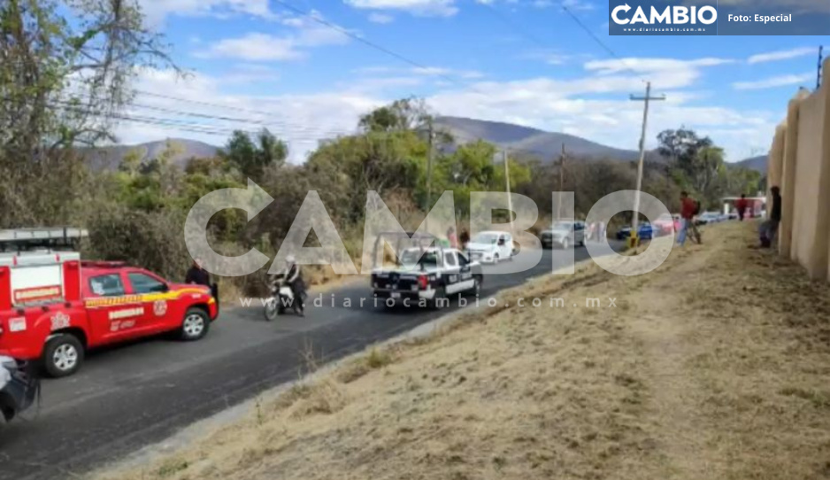 ¡Se salvan de milagro! Pareja de motociclistas derrapa y cae a barranca en Atlixco