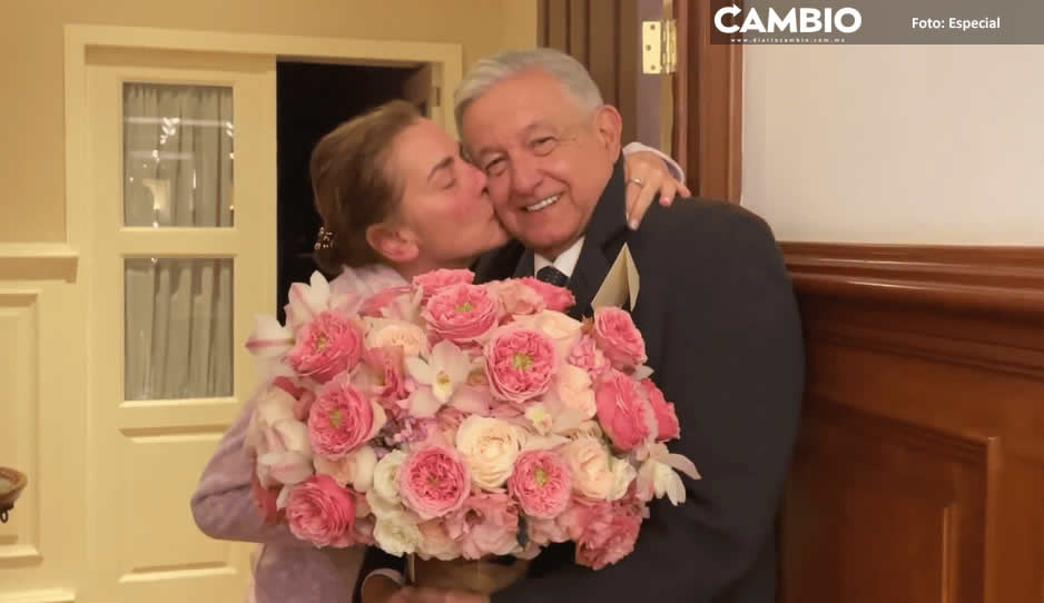 AMLO regala ramo de rosas y le dedica un poema a Beatriz Gutiérrez en su cumpleaños (VIDEO)