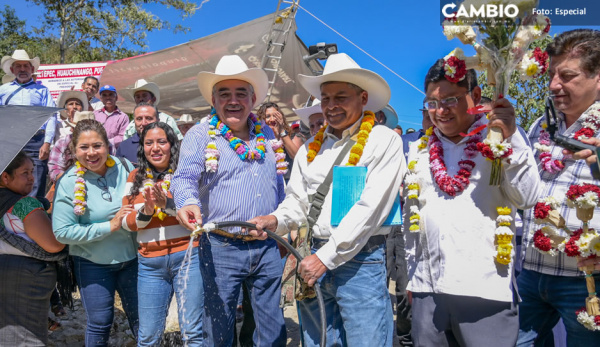 Entrega Rogelio López Angulo obras en Xaltepec