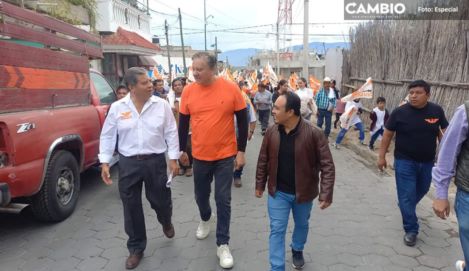 Se reúne Fer Morales con militantes de MC durante gira de precampaña en Altepexi