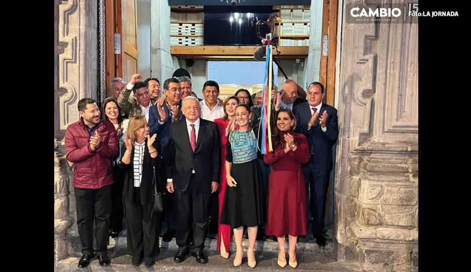 AMLO cumple: le entrega el &#039;bastón de mando&#039; a Sheinbaum (VIDEO)