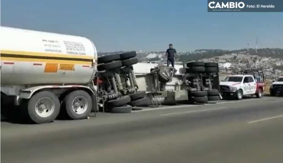 Volcadura de pipa provoca cierre en el Periférico Ecológico (VIDEO)