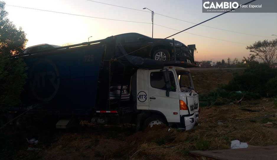 Nodriza de Volkswagen se sale del camino y termina volcada sobre el Periférico Ecológico