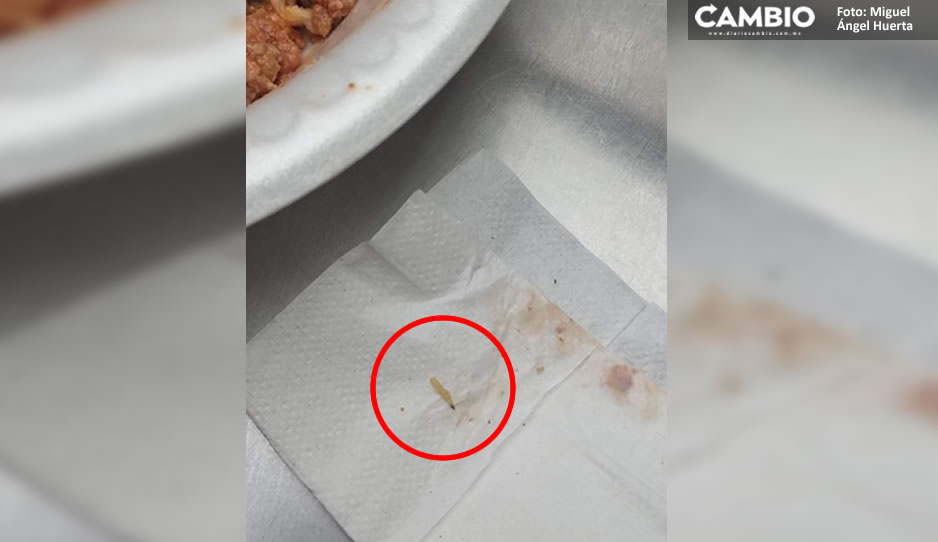 ¡Qué asco! Acusan a negocio de vender comida con gusanos en San Andrés Cholula