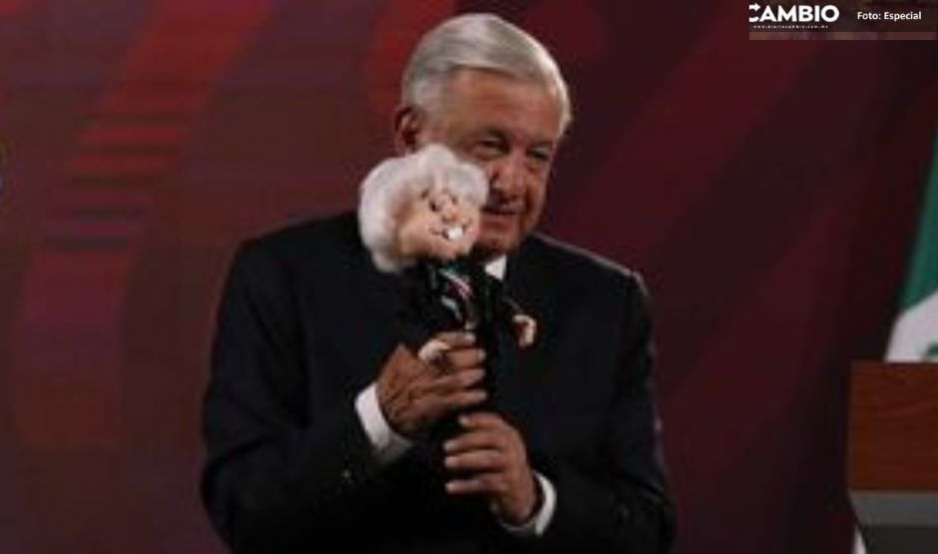 AMLO presume su peluche con frases “me canso ganso”