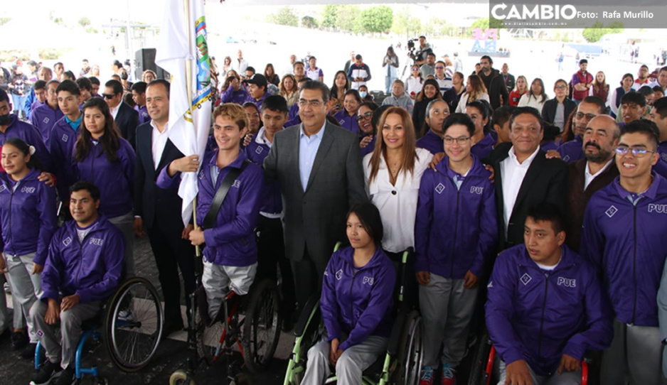 Sergio Salomón abandera a la delegación de Puebla que participará en Paranacionales de la Conade