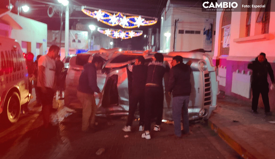 Terrible volcadura de camioneta deja a chofer herido en Tecamachalco