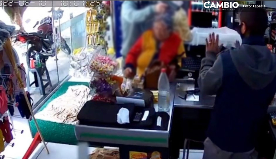 ¡Con las abuelitas no! Ladrón toma a ancianita como rehén durante asalto (VIDEO)