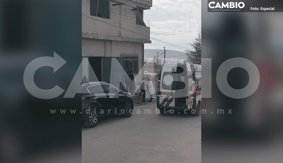 ¡Se debate entre la vida y la muerte! Albañil cae del segundo piso de una casa en Amozoc