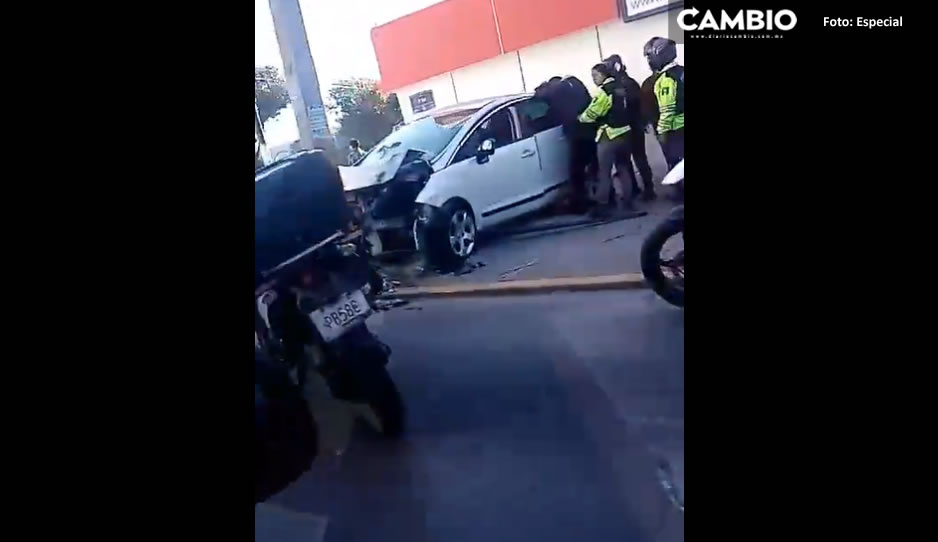 ¡Qué desastre! Se estampa contra un poste luego de atropellar a motociclista en la 11 Sur (VIDEO)