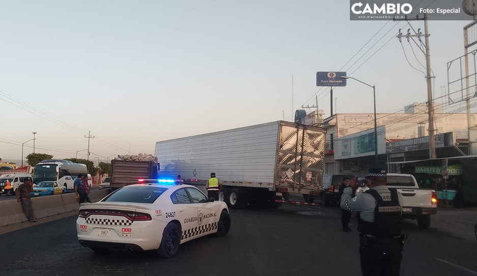 Choque entre tráiler y camión de volteo provoca tráfico sobre la Puebla-Tehuacán