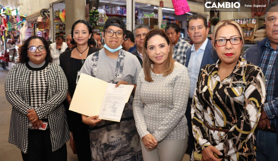 Paola Angon entrega títulos de concesión para regularizar a comerciantes de Tianguis de Mixquitla