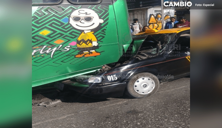 ¡Quedó debajo del autobús! Taxista se impacta contra ruta Azumiatla en la 11 Sur