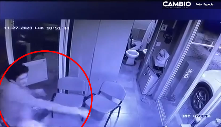 VIDEO: Junior golpea brutalmente a guardia en Puebla por no querer abrirle la pluma