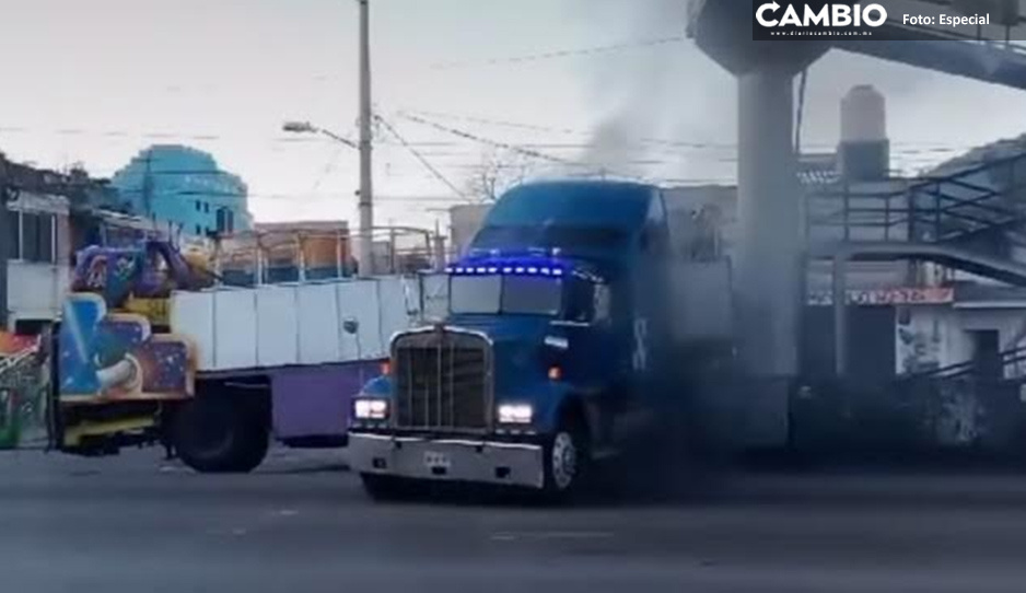 Tráiler se estrella contra puente peatonal en la Federal a Tehuacán