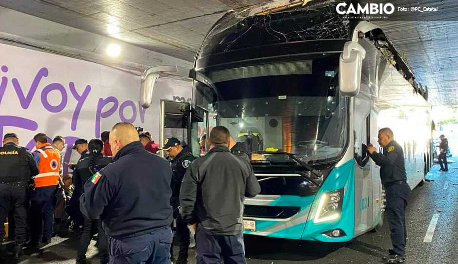 Cafre de autobús huyó tras choque en viaducto de CDMX; dejó lesionados a 16 poblanos