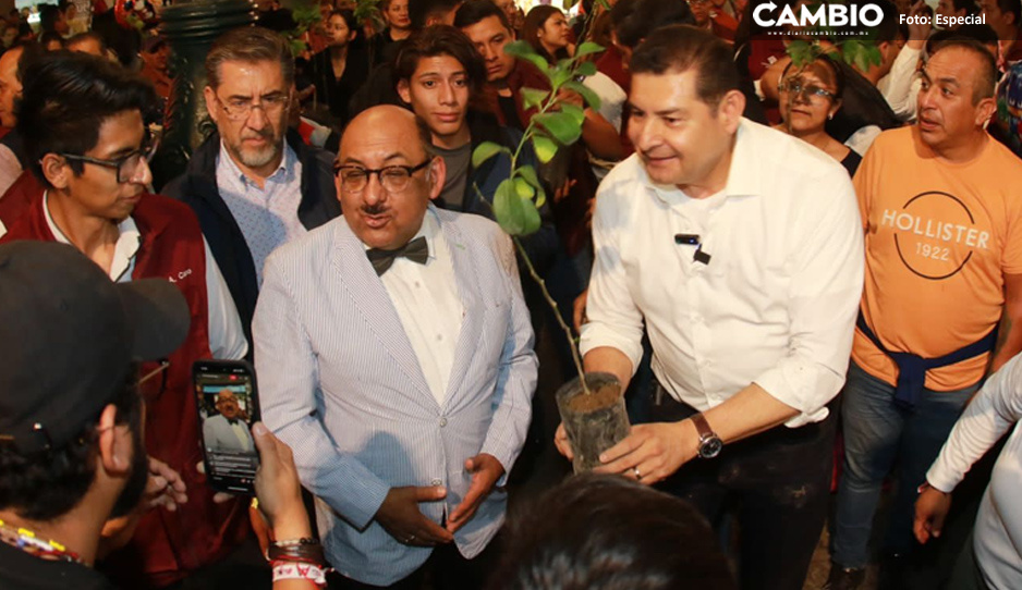 Lord Molécula le da su apoyo a Armenta y hasta lo ayuda a regalar arbolitos ¡No pues ya ganó! (VIDEO)