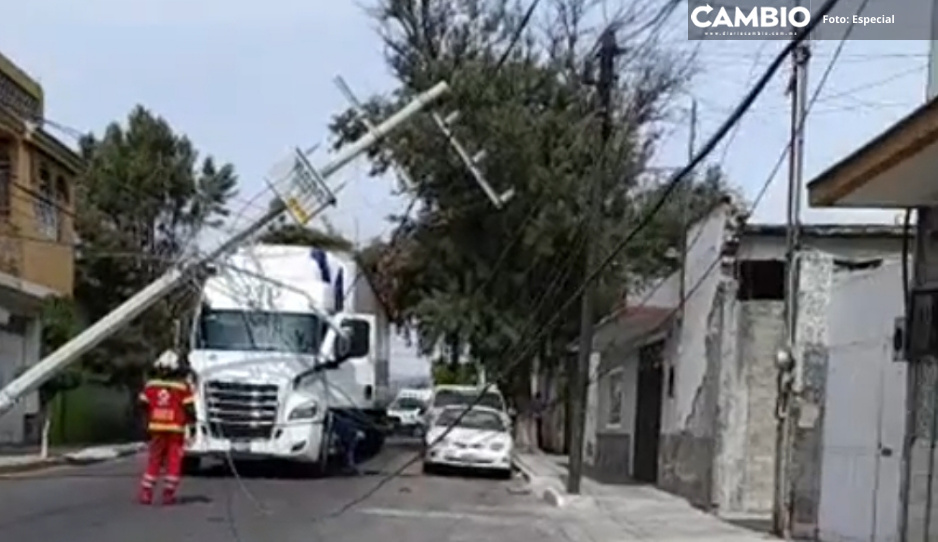 ¡Se fue la luz! Tráiler derriba poste y provoca apagón en Tehuacán  