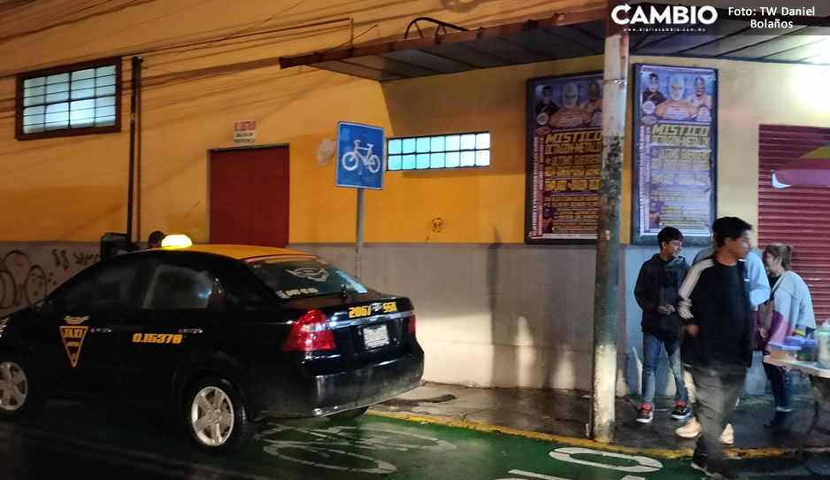 Delincuentes armados asaltan taquilla de la Arena Puebla