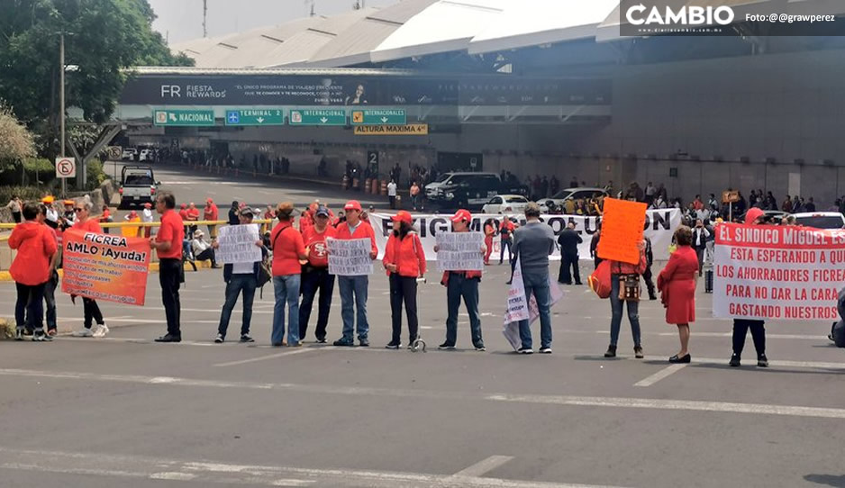 Manifestantes bloquean acceso de la Terminal 1 del AICM