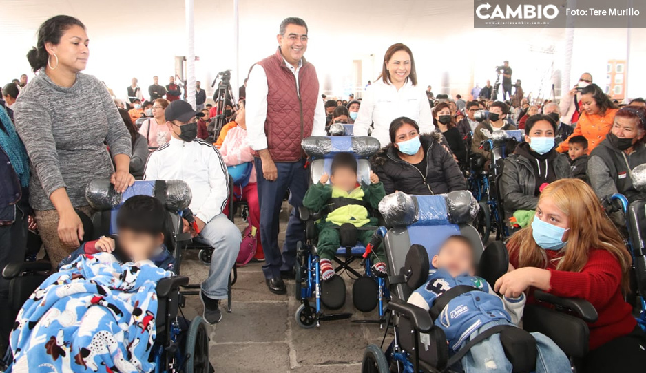 Gaby Bonilla y Sergio Salomón entregan aparatos ortopédicos a discapacitados (VIDEO)
