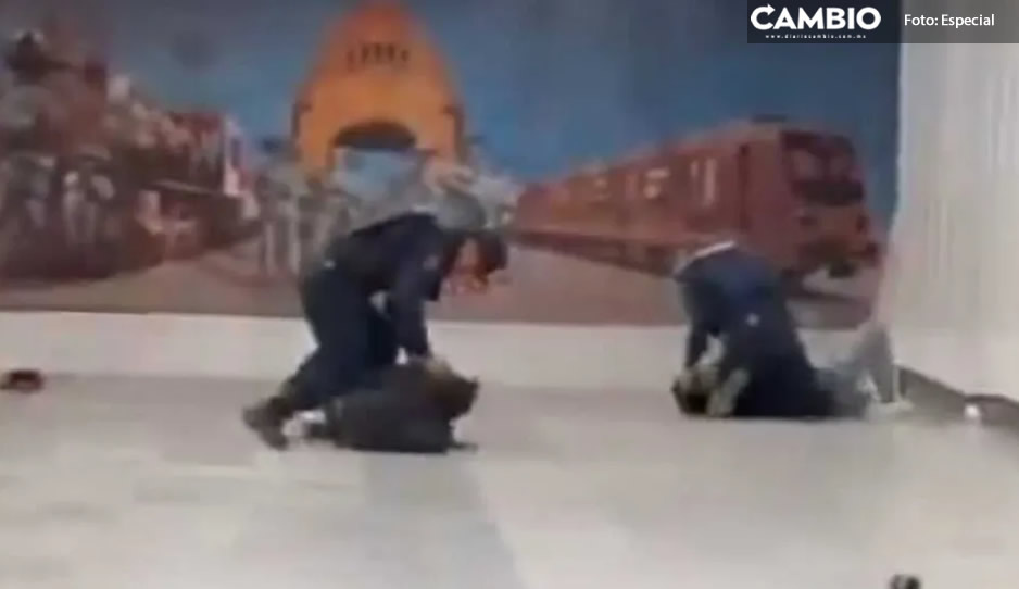 ¡Se sintieron Rocky! Jóvenes se pelean con policías en el Metro de la CDMX (VIDEO)